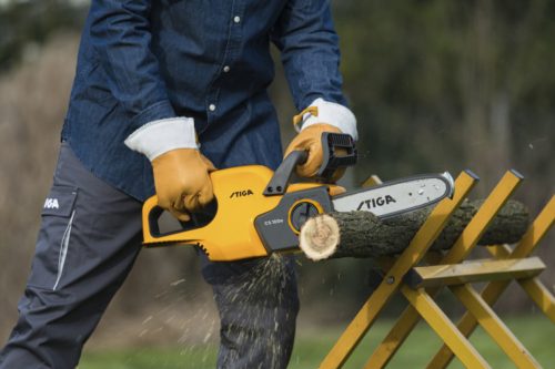 STIGA akkumulátoros láncfűrész CS 100e Kit (akkumulátor és töltő tartozék)