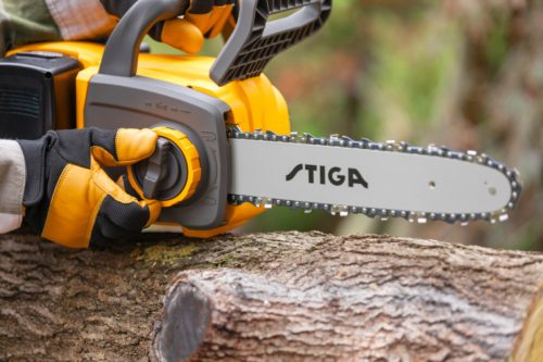 STIGA akkumulátoros láncfűrész CS 300e Kit (akkumulátor és töltő tartozék)