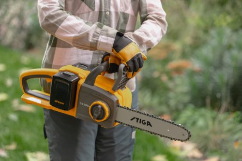 STIGA akkumulátoros láncfűrész CS 300e Kit (akkumulátor és töltő tartozék)